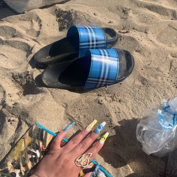 Authentic women’s blue Burberry check slides - Picture 2 of 3